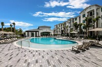 Casero Apartments in Doral, FL - Foto de edificio - Building Photo