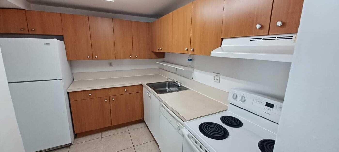 405 Executive Center Dr in West Palm Beach, FL - Building Photo