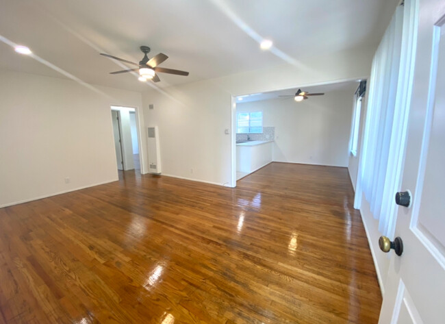 12433 Riverside Dr in Valley Village, CA - Building Photo - Building Photo