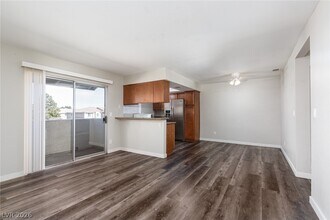 7300 W Pirates Cove Rd in Las Vegas, NV - Building Photo - Building Photo