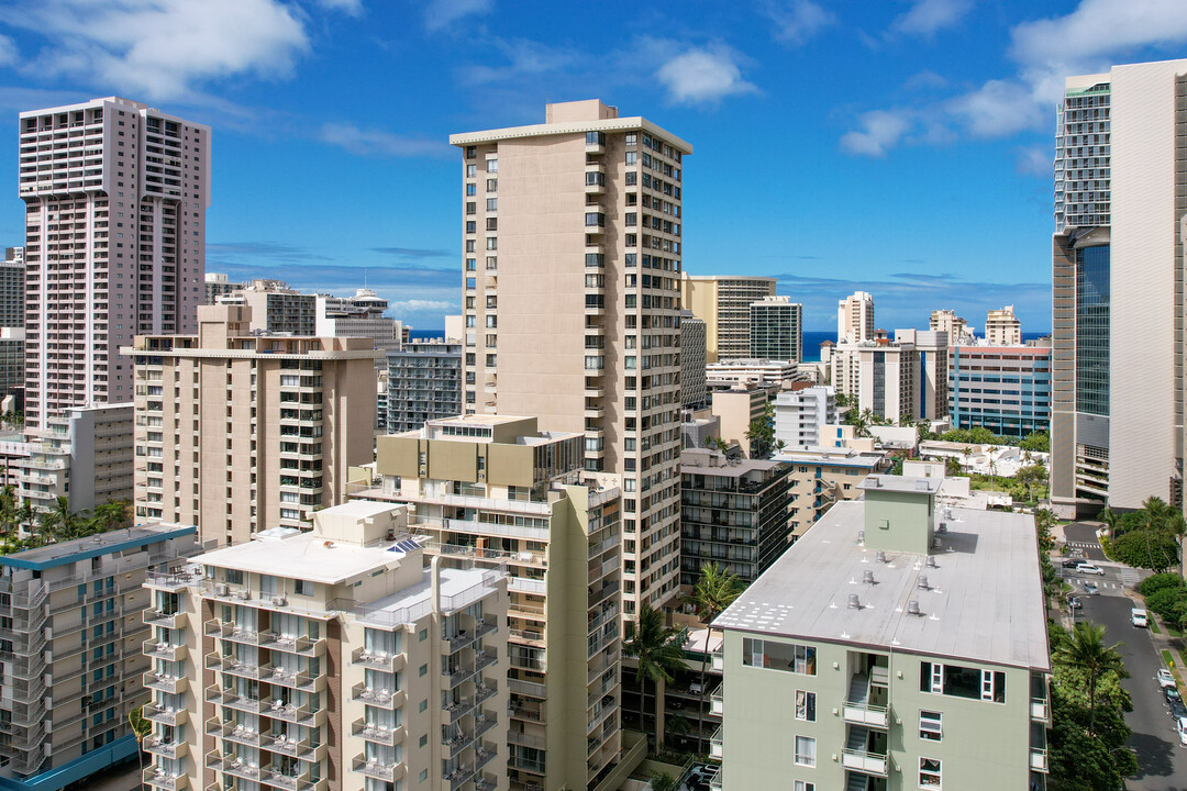 Aloha Towers in Honolulu, HI - Building Photo