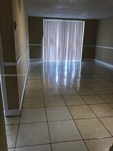 6960 Miami Gardens Dr in Hialeah, FL - Building Photo - Building Photo