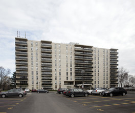 The Diplomats in Burlington, ON - Building Photo - Building Photo