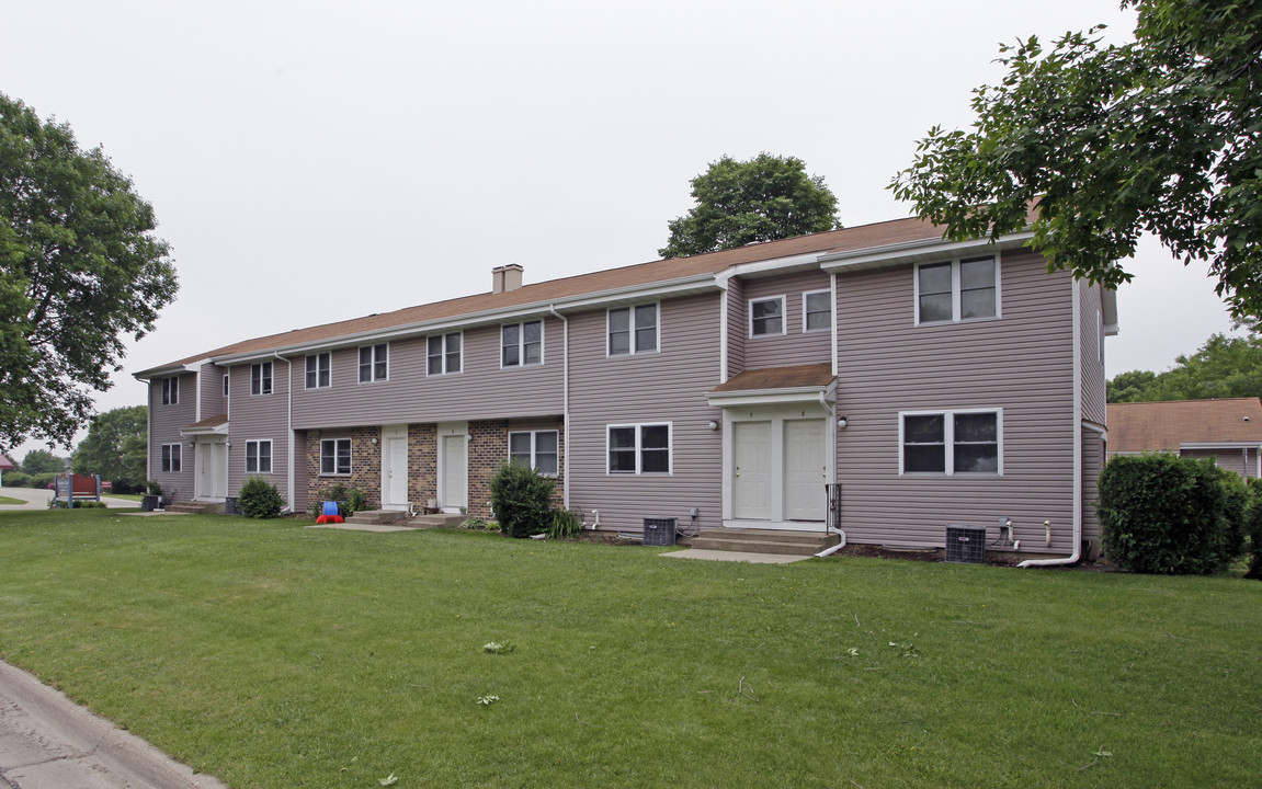 Lexington Court in Janesville, WI - Building Photo