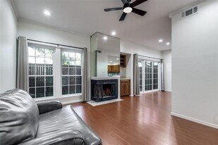 1500 Verde Valley Ln in Dallas, TX - Building Photo