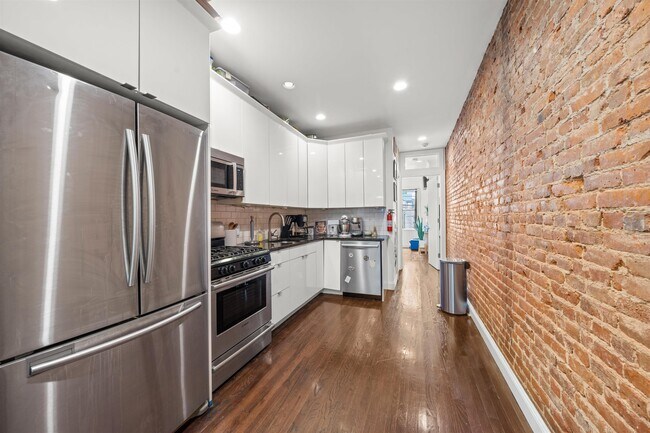 342 7th St in Jersey City, NJ - Building Photo - Building Photo