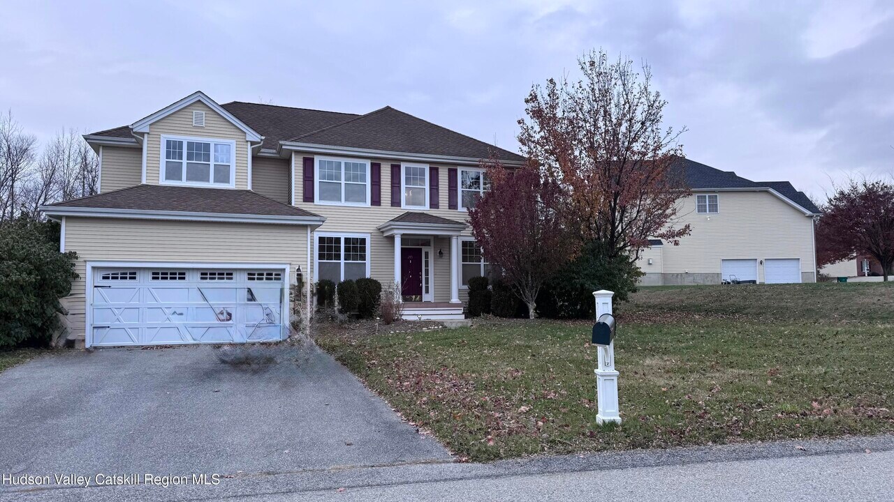 245 Buttonwood Way in Hopewell Junction, NY - Building Photo