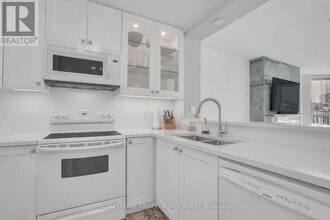 140 Dunlop St E in Barrie, ON - Building Photo - Building Photo