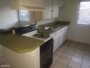 305 W Guinida Ln in Anaheim, CA - Building Photo - Building Photo