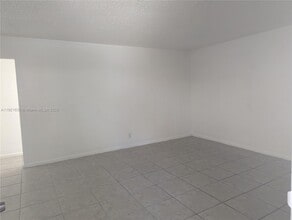 31 SE 2nd Ave in Hallandale Beach, FL - Building Photo - Building Photo