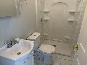 60 Bonair St, Unit 2 in Somerville, MA - Foto de edificio - Building Photo