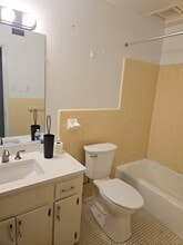 2915 Bayview Blvd, Unit 2 Second Floor Floor in Portsmouth, VA - Building Photo - Building Photo