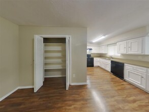 5722 Yorkgate Dr in Spring, TX - Foto de edificio - Building Photo