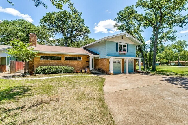 704 Roberts Cut Off Rd in River Oaks, TX - Building Photo - Building Photo