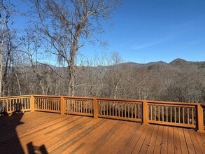 523 Sundown Dr in Franklin, NC - Foto de edificio - Building Photo