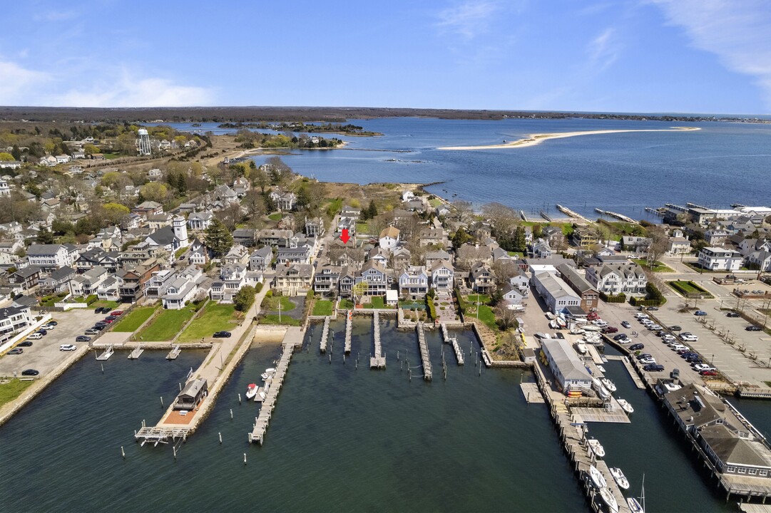 1 Harmony St in Stonington, CT - Building Photo