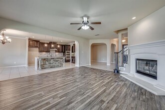 438 Brookdale Dr in Midlothian, TX - Foto de edificio - Building Photo