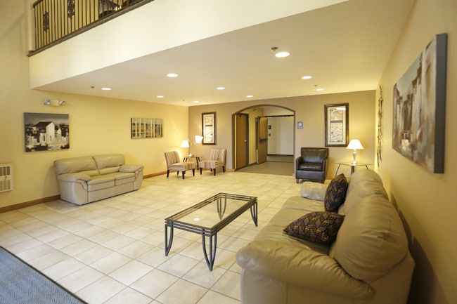 Cottonwood Apartment Homes in Bismarck, ND - Building Photo - Lobby