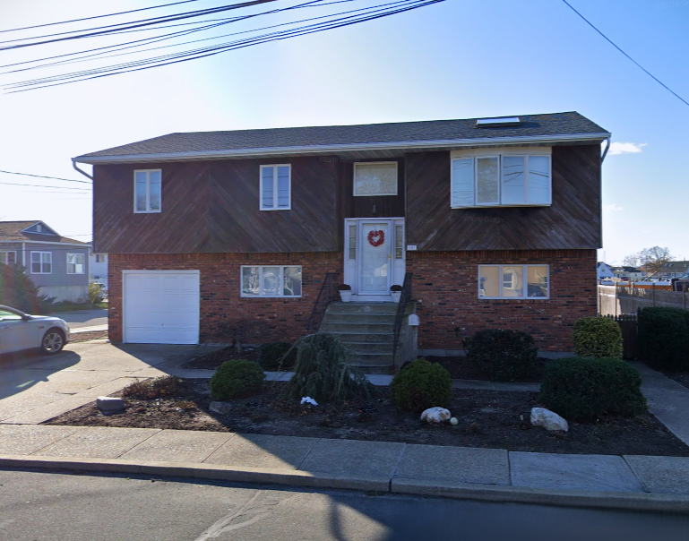 103 Shore Rd in Lindenhurst, NY - Building Photo