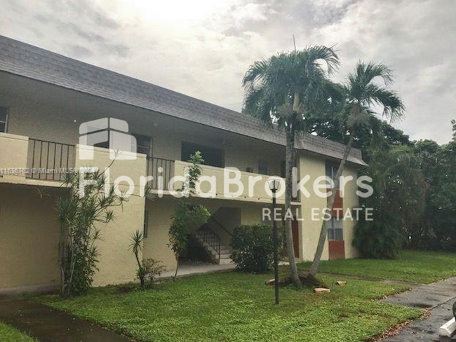 5510 Lakewood Cir E in Margate, FL - Building Photo - Building Photo