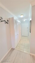 300 Valley Stream Dr in Naples, FL - Building Photo