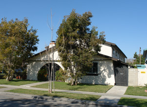 4001 Green Ave in Los Alamitos, CA - Building Photo - Building Photo