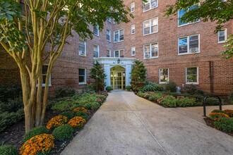 72-61-72-81 113th St in Forest Hills, NY - Foto de edificio - Building Photo