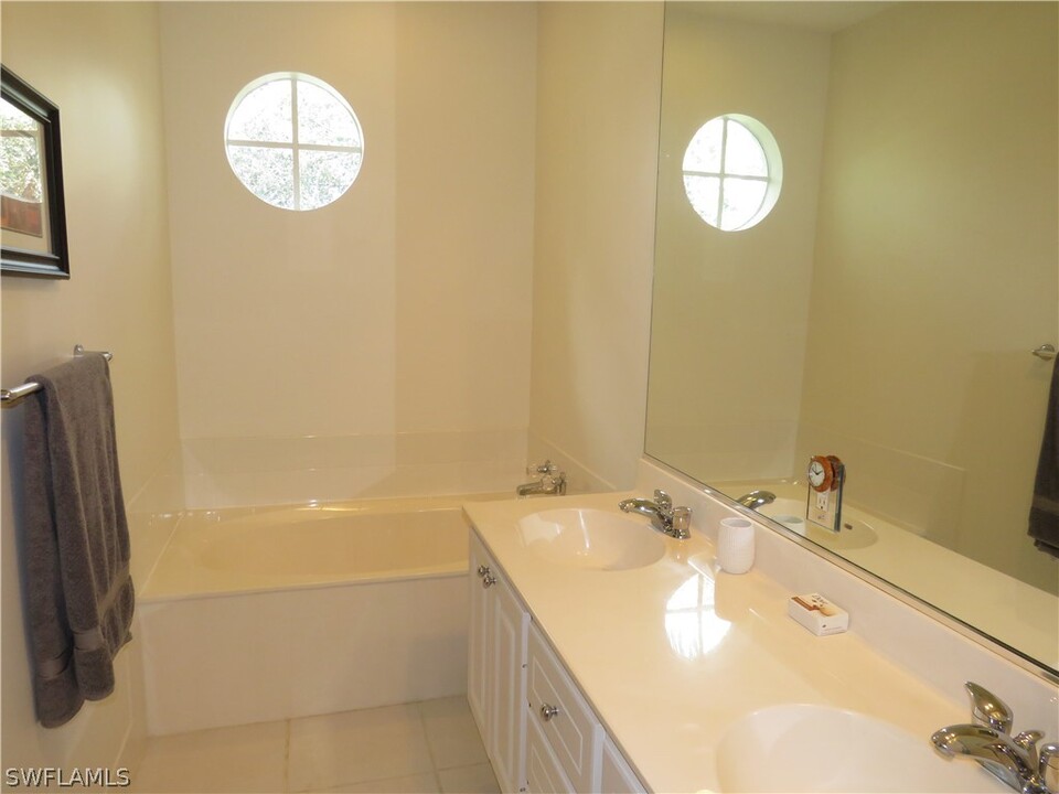 3492 Islandwalk Cir in Naples, FL - Building Photo