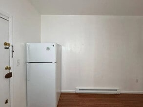 79 Jackson St, Unit apt 4 in Newark, NJ - Building Photo - Building Photo