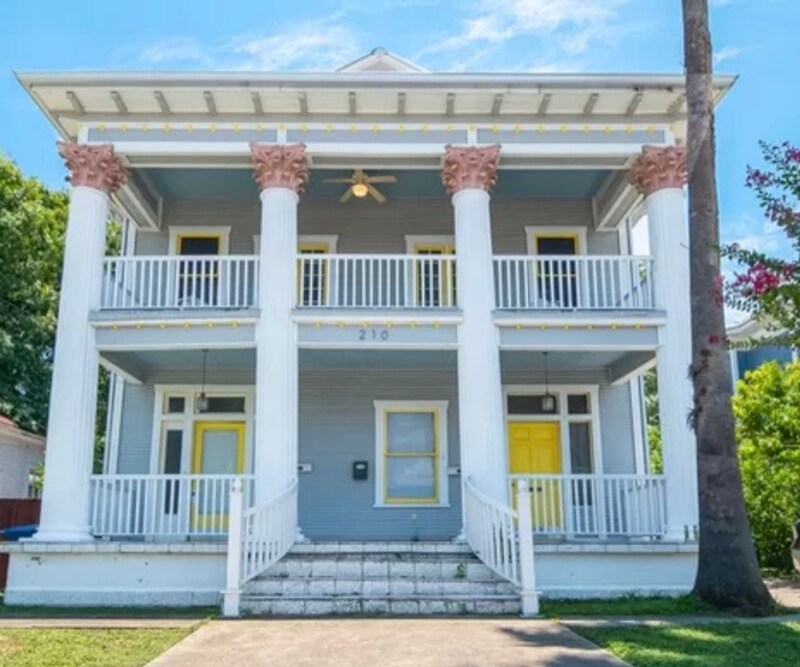 210 E Arsenal St in San Antonio, TX - Building Photo