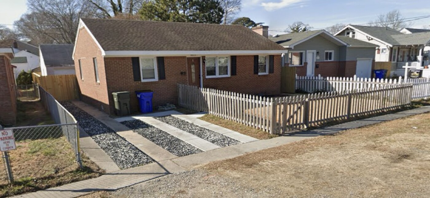 8803 Chesapeake Blvd in Norfolk, VA - Building Photo
