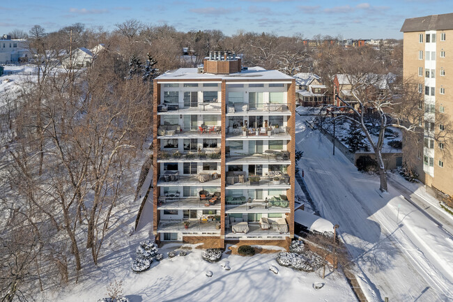 3220 W Bde Maka Ska Pky in Minneapolis, MN - Building Photo - Building Photo