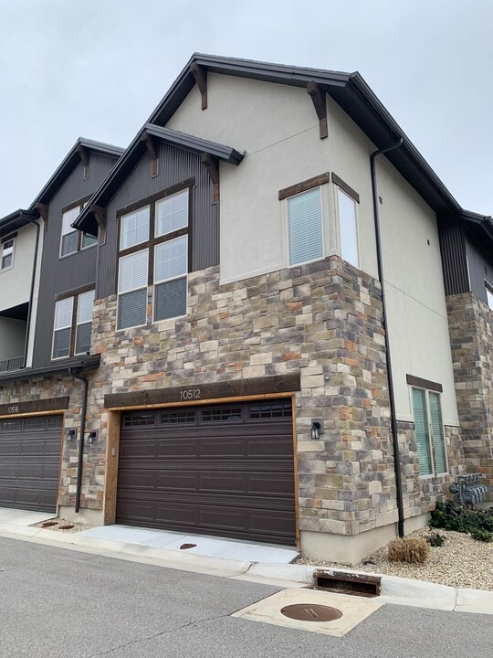 10512 S Sandy Sage Way in Sandy, UT - Building Photo