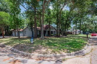 201 S Ridgeway Dr in Conroe, TX - Building Photo - Building Photo