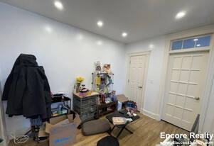 841 Beacon St, Unit 4 Apartamentos