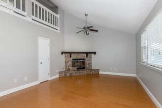 1425 Martway Cir in Olathe, KS - Foto de edificio - Building Photo