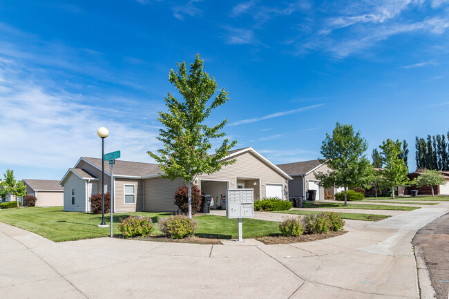 Prairie Avenue Townhomes in Dickinson, ND - Building Photo - Building Photo