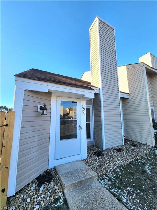 3925 Morning Light Ln in Virginia Beach, VA - Building Photo