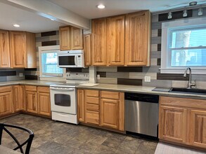 73 State St in Gorham, ME - Foto de edificio - Building Photo