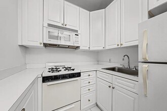 240 Sullivan St, Unit 19 in New York, NY - Building Photo - Building Photo
