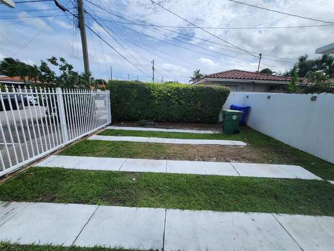 3290 NW 16th St in Miami, FL - Building Photo - Building Photo