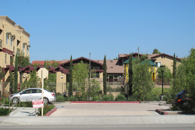 Vista Crest in Sylmar, CA - Building Photo - Building Photo