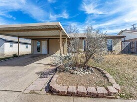 6924 Richardson Dr in Watauga, TX - Building Photo