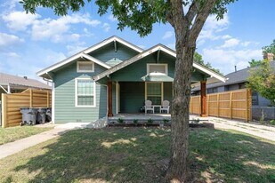 1030 N Bishop Ave in Dallas, TX - Building Photo