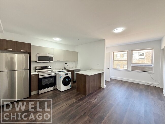 5634 N Clark St, Unit 310 in Chicago, IL - Building Photo - Building Photo