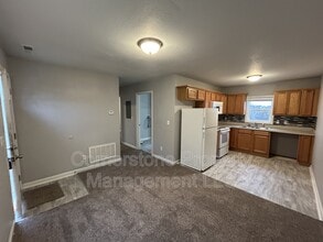 8290 Center Dr in De Soto, KS - Foto de edificio - Building Photo