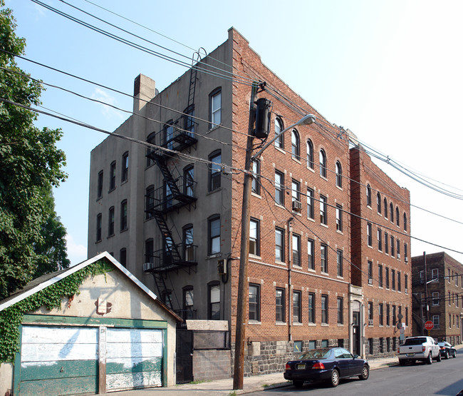 7202 Palisade Ave in North Bergen, NJ - Foto de edificio - Building Photo