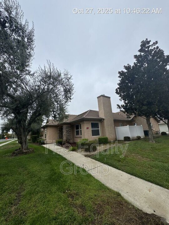 2752 W Oriole Ave in Visalia, CA - Building Photo