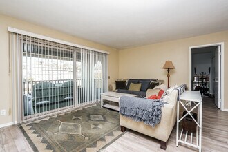 2530 Clairemont Dr in San Diego, CA - Foto de edificio - Building Photo