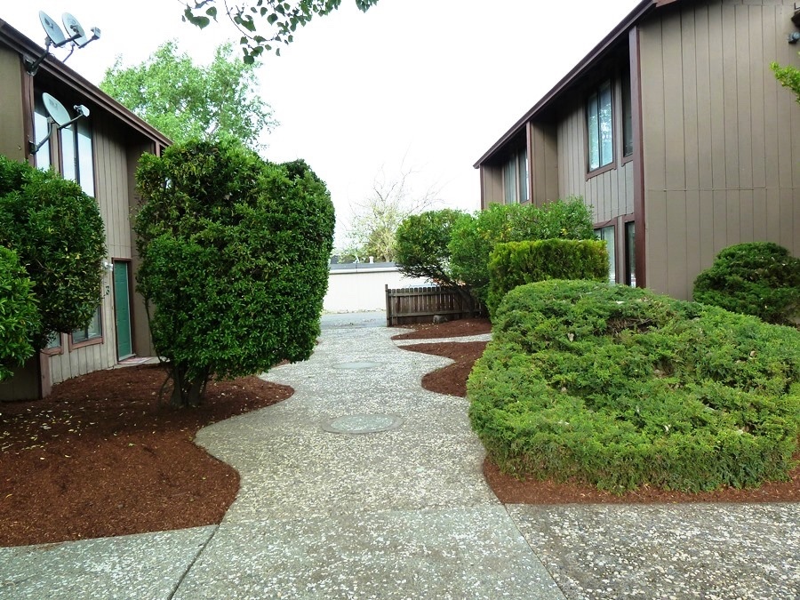 1970 Table Rock Rd in Medford, OR - Building Photo